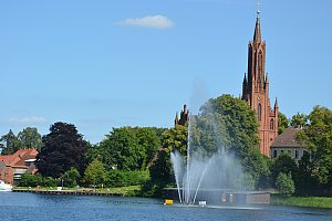 Blick vom Malchower See auf das ehemalige Magdalenerinnenkloster Malchow mit Klosterkirche, Station der Radreise Kultur & Klöster durch die Mecklenburgische Seenplatte